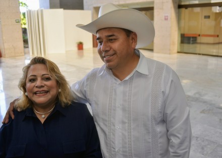 El ahora diputado Carlos Jiménez Díaz (a) Potrillo, ante los medios de comunicación después de rendir protesta de ley como tal, aseguró que ya entabló pláticas con el también diputado Juan Javier Gómez Cazarín, presidente de la Junta de Coordinación Política del Congreso del Estado, para incorporarse a Morena.
