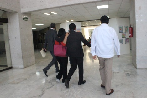 Aspectos del arribo de diputados a la sesión extraordinaria donde fueron removidos de sus cargos el diputado Erik Iván Aguilar y el alcalde y la síndica de Actopan. 