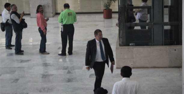 Aspectos del arribo de diputados a la sesión extraordinaria donde fueron removidos de sus cargos el diputado Erik Iván Aguilar y el alcalde y la síndica de Actopan. 