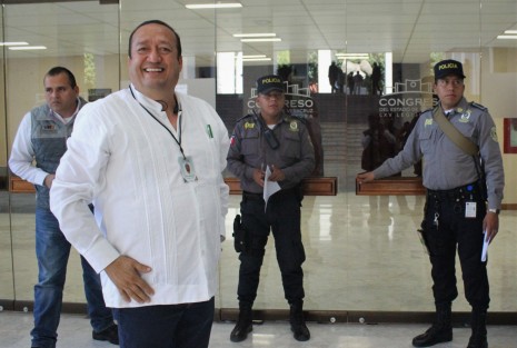 Aspectos del arribo de diputados a la sesión extraordinaria donde fueron removidos de sus cargos el diputado Erik Iván Aguilar y el alcalde y la síndica de Actopan. 