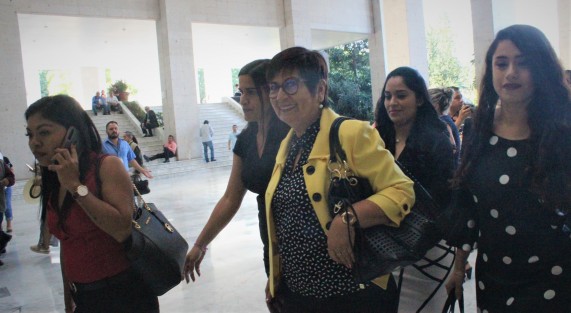 Aspectos del arribo de diputados a la sesión extraordinaria donde fueron removidos de sus cargos el diputado Erik Iván Aguilar y el alcalde y la síndica de Actopan. 