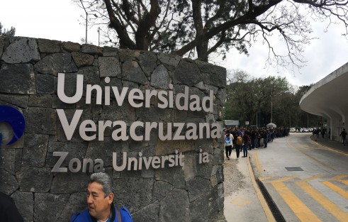 Desde las  diversas facultades de la Universidad Veracruzana en Xalapa, estudiantes marcharon hacia el Palacio de Gobierno, en apoyo a sus pares de la BUAP, tras el asesinato de estudiantes de Medicina en días pasados. 