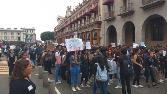Miles de alumnos de distintas facultades de la UV marcharon por las calles de la capital,  para  luego concentrarse en la plaza Lerdo y demandar justicia por el asesinato de estudiantes de Medicina en Puebla y para exigir condiciones de seguridad para ellos mismos ya que acusan de falta de alumbrado  y vigilancia en sus centros de estudios. 