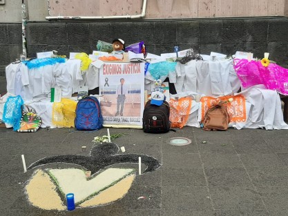 Miles de alumnos de distintas facultades de la UV marcharon por las calles de la capital,  para  luego concentrarse en la plaza Lerdo y demandar justicia por el asesinato de estudiantes de Medicina en Puebla y para exigir condiciones de seguridad para ellos mismos ya que acusan de falta de alumbrado  y vigilancia en sus centros de estudios. 