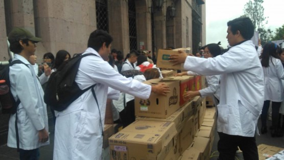 Miles de alumnos de distintas facultades de la UV marcharon por las calles de la capital,  para  luego concentrarse en la plaza Lerdo y demandar justicia por el asesinato de estudiantes de Medicina en Puebla y para exigir condiciones de seguridad para ellos mismos ya que acusan de falta de alumbrado  y vigilancia en sus centros de estudios. 