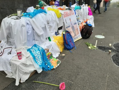 Miles de alumnos de distintas facultades de la UV marcharon por las calles de la capital,  para  luego concentrarse en la plaza Lerdo y demandar justicia por el asesinato de estudiantes de Medicina en Puebla y para exigir condiciones de seguridad para ellos mismos ya que acusan de falta de alumbrado  y vigilancia en sus centros de estudios. 
