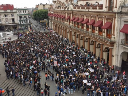 Miles de alumnos de distintas facultades de la UV marcharon por las calles de la capital, para luego concentrarse en la plaza Lerdo y demandar justicia por el asesinato de estudiantes de Medicina en Puebla y para exigir condiciones de seguridad para ellos mismos ya que acusan de falta de alumbrado y vigilancia en sus centros de estudios. 