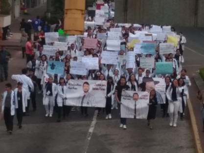 Miles de alumnos de distintas facultades de la UV marcharon por las calles de la capital, para luego concentrarse en la plaza Lerdo y demandar justicia por el asesinato de estudiantes de Medicina en Puebla y para exigir condiciones de seguridad para ellos mismos ya que acusan de falta de alumbrado y vigilancia en sus centros de estudios. 