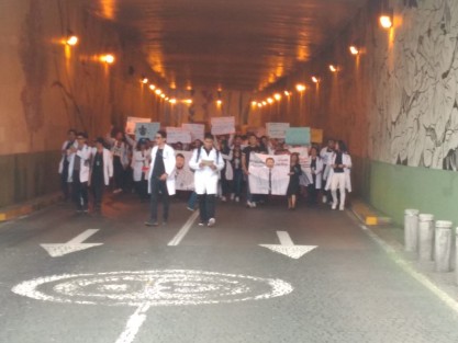 Miles de alumnos de distintas facultades de la UV marcharon por las calles de la capital, para luego concentrarse en la plaza Lerdo y demandar justicia por el asesinato de estudiantes de Medicina en Puebla y para exigir condiciones de seguridad para ellos mismos ya que acusan de falta de alumbrado y vigilancia en sus centros de estudios. 