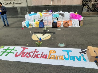 Miles de alumnos de distintas facultades de la UV marcharon por las calles de la capital, para luego concentrarse en la plaza Lerdo y demandar justicia por el asesinato de estudiantes de Medicina en Puebla y para exigir condiciones de seguridad para ellos mismos ya que acusan de falta de alumbrado y vigilancia en sus centros de estudios. 