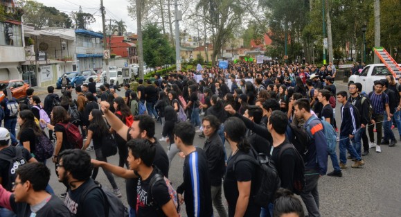 Miles de alumnos de distintas facultades de la UV marcharon por las calles de la capital, para luego concentrarse en la plaza Lerdo y demandar justicia por el asesinato de estudiantes de Medicina en Puebla y para exigir condiciones de seguridad para ellos mismos ya que acusan de falta de alumbrado y vigilancia en sus centros de estudios. 