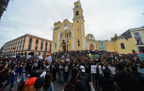 Miles de alumnos de distintas facultades de la UV marcharon por las calles de la capital, para luego concentrarse en la plaza Lerdo y demandar justicia por el asesinato de estudiantes de Medicina en Puebla y para exigir condiciones de seguridad para ellos mismos ya que acusan de falta de alumbrado y vigilancia en sus centros de estudios. 