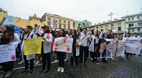 Miles de alumnos de distintas facultades de la UV marcharon por las calles de la capital, para luego concentrarse en la plaza Lerdo y demandar justicia por el asesinato de estudiantes de Medicina en Puebla y para exigir condiciones de seguridad para ellos mismos ya que acusan de falta de alumbrado y vigilancia en sus centros de estudios. 