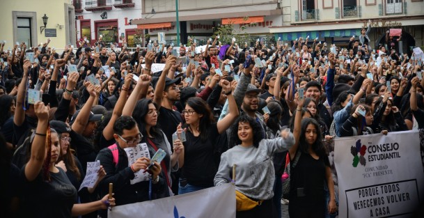 Miles de alumnos de distintas facultades de la UV marcharon por las calles de la capital, para luego concentrarse en la plaza Lerdo y demandar justicia por el asesinato de estudiantes de Medicina en Puebla y para exigir condiciones de seguridad para ellos mismos ya que acusan de falta de alumbrado y vigilancia en sus centros de estudios. 