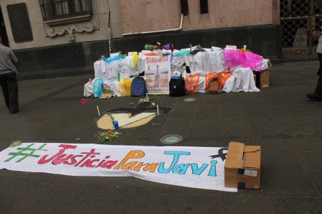 Con cajas, sus batas y libros, estudiantes de la Facultad de Medicina construyeron un altar para los jóvenes asesinados en el estado de Puebla, así como otros alumnos de la UV, que en diferentes fechas han sido víctimas de la violencia.  