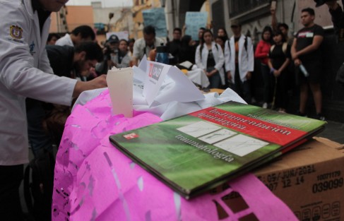 Con cajas, sus batas y libros, estudiantes de la Facultad de Medicina construyeron un altar para los jóvenes asesinados en el estado de Puebla, así como otros alumnos de la UV, que en diferentes fechas han sido víctimas de la violencia.  