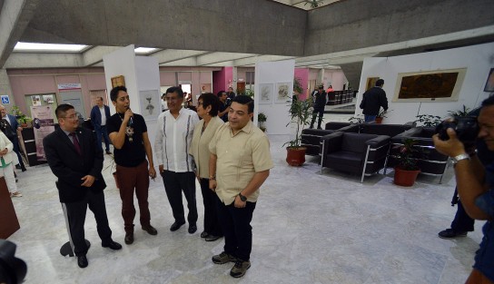 Los diputados Juan Javier Gómez Cazarín, presidente de la Junta de Coordinación Política, de la LXV Legislatura del Congreso del Estado; Rubén Ríos Uribe, presidente de la Mesa Directiva del H. Congreso del Estado; la legisladora Margarita Corro Mendoza y el diputado Raymundo Andrade Rivera; acompañaron a Sergio Elefante, autor de la obra plástica que integra la exposición Ecos de un Portal Interno, y cortaron el listón inaugural de la muestra instalada en el Palacio Legislativo.