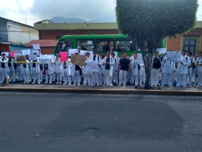 Estudiantes de la Facultad de Medicina UV en Cd. Mendoza en apoyo a estudiantes universitarios de Puebla, quienes el día de hoy marchan para exigir justicia gobernador Luis Miguel Barbosa un combate real a la inseguridad tras el asesinato de tres alumnos de medicina, dos de la UPAEP, uno de la BUAP, así como de un chofer de UBER, ultimados en el municipio de Huejotzingo.