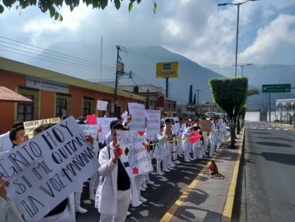 Estudiantes de la Facultad de Medicina UV en Cd. Mendoza en apoyo a estudiantes universitarios de Puebla, quienes el día de hoy marchan para exigir justicia gobernador Luis Miguel Barbosa un combate real a la inseguridad tras el asesinato de tres alumnos de medicina, dos de la UPAEP, uno de la BUAP, así como de un chofer de UBER, ultimados en el municipio de Huejotzingo.