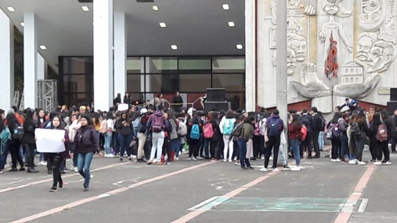 Estudiantes de la Benemérita Escuela Normal Veracruzana se manifiestan esta mañana con un paro en la explanada de la institución, inconformes porque el día de ayer se les impidió sumarse a la marcha realizada por estudiantes de la Universidad Veracruzana. 