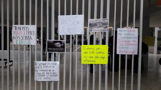Estudiantes de la Benemérita Escuela Normal Veracruzana se manifiestan esta mañana con un paro en la explanada de la institución, inconformes porque el día de ayer se les impidió sumarse a la marcha realizada por estudiantes de la Universidad Veracruzana. 