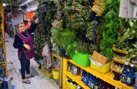 La Güera, quien se encuentra en local p10 del mercado Jáuregui de la ciudad de Xalapa, dice que en su caso vende todo de tipo lociones y amarres, pero lo que más se vende son las sábilas compuestas, las cuales ocupa la gente para alejar las malas vibras de su hogar. 