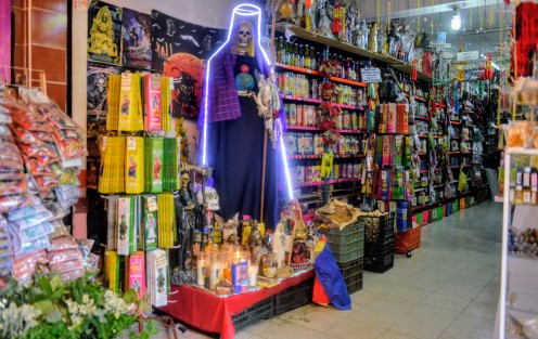 La Güera, quien se encuentra en local p10 del mercado Jáuregui de la ciudad de Xalapa, dice que en su caso vende todo de tipo lociones y amarres, pero lo que más se vende son las sábilas compuestas, las cuales ocupa la gente para alejar las malas vibras de su hogar. 