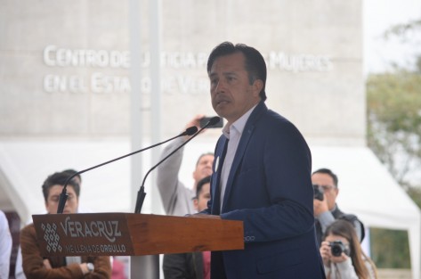 El Gobernador Cuitláhuac García señaló que, por primera vez en Veracruz, se construye una sociedad equitativa con mujeres presentes, activas, influyentes y dirigentes. 