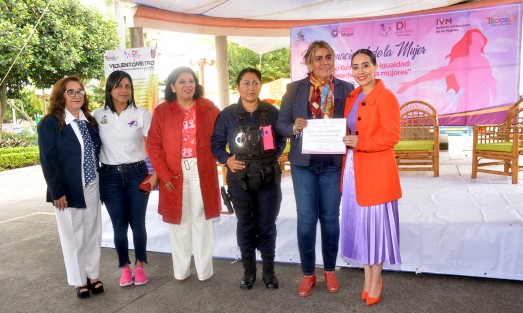Con charlas informativas conmemoraron el Día Internacional de la Mujer en Teocelo, Ver. La Presidenta del DIF Municipal, Mara Chama, recordó que este no es un día de festejo y señaló que todas las mujeres de Teocelo, xalapeñas y de todo Veracruz se merecen respeto. 