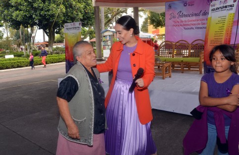 Con charlas informativas conmemoraron el Día Internacional de la Mujer en Teocelo, Ver. La Presidenta del DIF Municipal, Mara Chama, recordó que este no es un día de festejo y señaló que todas las mujeres de Teocelo, xalapeñas y de todo Veracruz se merecen respeto. 