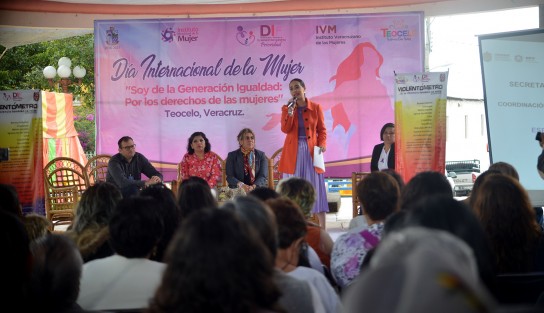 Con charlas informativas conmemoraron el Día Internacional de la Mujer en Teocelo, Ver. La Presidenta del DIF Municipal, Mara Chama, recordó que este no es un día de festejo y señaló que todas las mujeres de Teocelo, xalapeñas y de todo Veracruz se merecen respeto. 