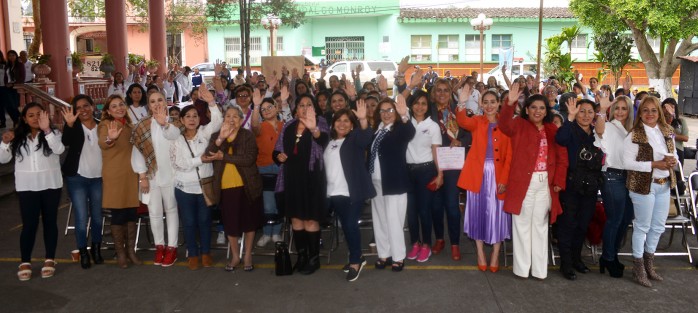 Con charlas informativas conmemoraron el Día Internacional de la Mujer en Teocelo, Ver. La Presidenta del DIF Municipal, Mara Chama, recordó que este no es un día de festejo y señaló que todas las mujeres de Teocelo, xalapeñas y de todo Veracruz se merecen respeto. 