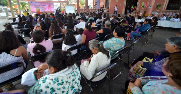 Con charlas informativas conmemoraron el Día Internacional de la Mujer en Teocelo, Ver. La Presidenta del DIF Municipal, Mara Chama, recordó que este no es un día de festejo y señaló que todas las mujeres de Teocelo, xalapeñas y de todo Veracruz se merecen respeto. 