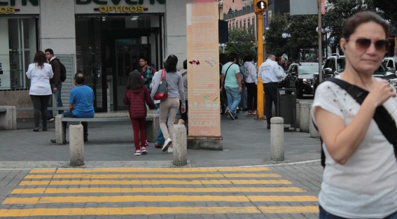 A mediodía de este 9 de marzo no era notaria la ausencia de mujeres en la capital veracruzana. Por el centro de la ciudad iban y venían como en un día cualquiera.  Las comerciantes trabajando como cada día, porque <em> sólo no trabajaron las empoderadas</em>, expresó una de ellas.
