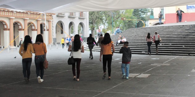 A mediodía de este 9 de marzo no era notaria la ausencia de mujeres en la capital veracruzana. Por el centro de la ciudad iban y venían como en un día cualquiera.  Las comerciantes trabajando como cada día, porque <em> sólo no trabajaron las empoderadas</em>, expresó una de ellas.

