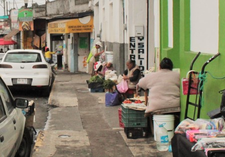 A mediodía de este 9 de marzo no era notaria la ausencia de mujeres en la capital veracruzana. Por el centro de la ciudad iban y venían como en un día cualquiera.  Las comerciantes trabajando como cada día, porque <em> sólo no trabajaron las empoderadas</em>, expresó una de ellas.
