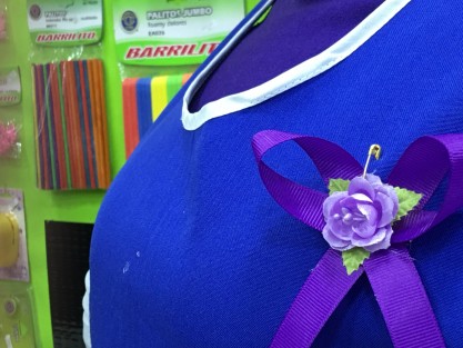 En algunos comercios las empleadas usaron un moño violeta como muestra de solidaridad con el paro. 