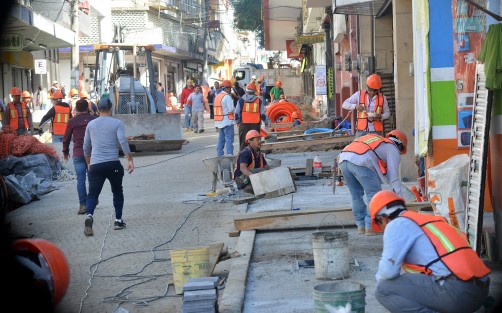 A marchas forzadas laboran trabajadores de la empresa GRUCVER sobre la calle Revolución; y es que a decir de los comerciantes de la zona, esta calle ya debió estar concluida, pero como buenos mexicanos dejaron todo hasta el final. El problema ahora será con qué calidad terminen esta polémica obra. 