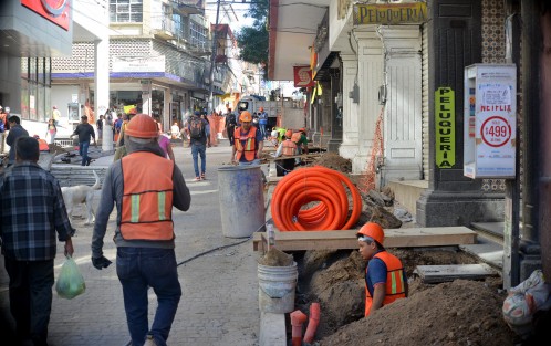 A marchas forzadas laboran trabajadores de la empresa GRUCVER sobre la calle Revolución; y es que a decir de los comerciantes de la zona, esta calle ya debió estar concluida, pero como buenos mexicanos dejaron todo hasta el final. El problema ahora será con qué calidad terminen esta polémica obra. 