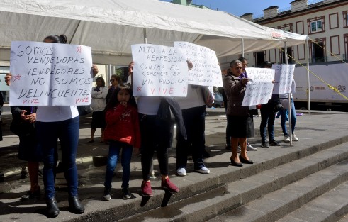 Vendedoras independientes Veracruz  (VIVE) se manifestaron en plaza Lerdo para quejarse de que inspectores de comercio del Ayto. de Xalapa las han estado desalojando de varias partes de la ciudad y comentan que las han dejado sin el sustento de su casa. <em>Estamos aquí pidiendo que se nos respete como mujeres y vendedoras</em>, en el marco de las protestas por el Día de la Mujer. 
