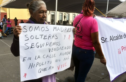 Vendedoras independientes Veracruz  (VIVE) se manifestaron en plaza Lerdo para quejarse de que inspectores de comercio del Ayto. de Xalapa las han estado desalojando de varias partes de la ciudad y comentan que las han dejado sin el sustento de su casa. <em>Estamos aquí pidiendo que se nos respete como mujeres y vendedoras</em>, en el marco de las protestas por el Día de la Mujer. 