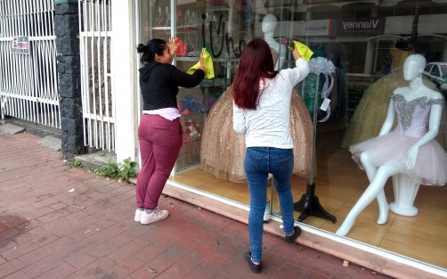 Fueron empleados y empleadas de varios lugares quienes tuvieron que borrar las pintas que realizaron algunas participantes de la marcha #8M de este fin de semana en la ciudad de Xalapa.  
