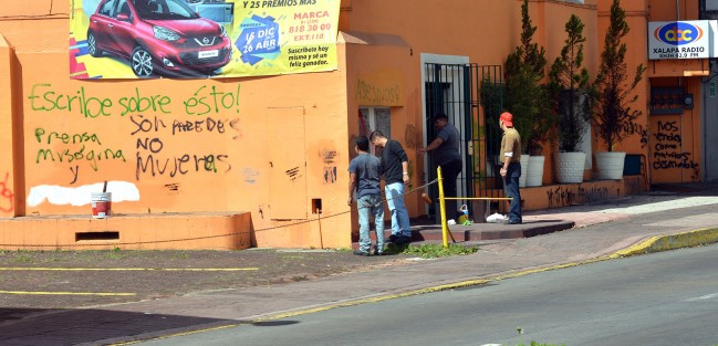 Fueron empleados y empleadas de varios lugares quienes tuvieron que borrar las pintas que realizaron algunas participantes de la marcha #8M de este fin de semana en la ciudad de Xalapa.  
