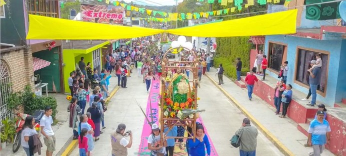 En el marco de las fiestas patronales de San José, con gran entusiasmo se recibió a los caminantes de la Flor a su llegada al Municipio de Teocelo, al paso por la Cabecera Municipal y en su destino final, la Comunidad de Monte Blanco después de tres días y cerca 100 km caminando. 