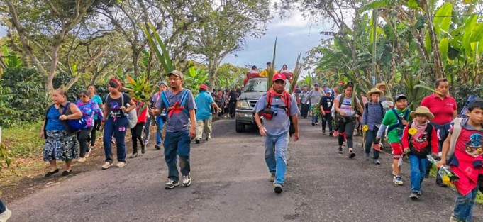 En el marco de las fiestas patronales de San José, con gran entusiasmo se recibió a los caminantes de la Flor a su llegada al Municipio de Teocelo, al paso por la Cabecera Municipal y en su destino final, la Comunidad de Monte Blanco después de tres días y cerca 100 km caminando. 