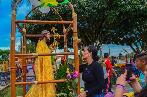 Con una bella alfombra tradicional de aserrín elaborada por niños, jóvenes y adultos de la Comunidad, fueron recibidos los caminantes con la flor que utilizarán para la elaboración del Arco Floral acompañados de la Madrina Mara Chama Villa. 