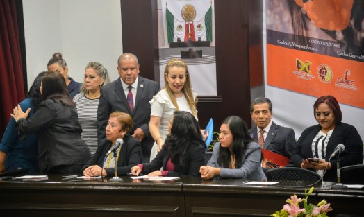 La diputada Nora Jesica Lagunes anfitriona del evento llegó con un retraso de casi 40 minutos por lo que varios diputados prefirieron retirarse.