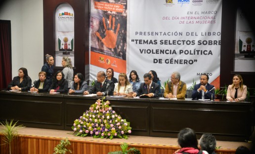 Con una pésima organización y con el desconocimiento por parte de la presentadora de los personajes invitados, se realizó la presentación del libro <em>Temas selectos sobre violencia política de género</em>, recopilación de textos de varias autoras. Presentes el Alcalde de Xalapa, diputados, la titular del Tribunal Electoral de Veracruz y el Rector de la UX.