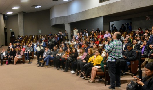 Con una pésima organización y con el desconocimiento por parte de la presentadora de los personajes invitados, se realizó la presentación del libro <em>Temas selectos sobre violencia política de género</em>, recopilación de textos de varias autoras. Presentes el Alcalde de Xalapa, diputados, la titular del Tribunal Electoral de Veracruz y el Rector de la UX. 
