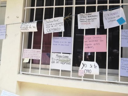 Estudiantes de la Facultad de Medicina Veterinaria  UV en Veracruz, Ver. instalan un tendedero de acoso. 